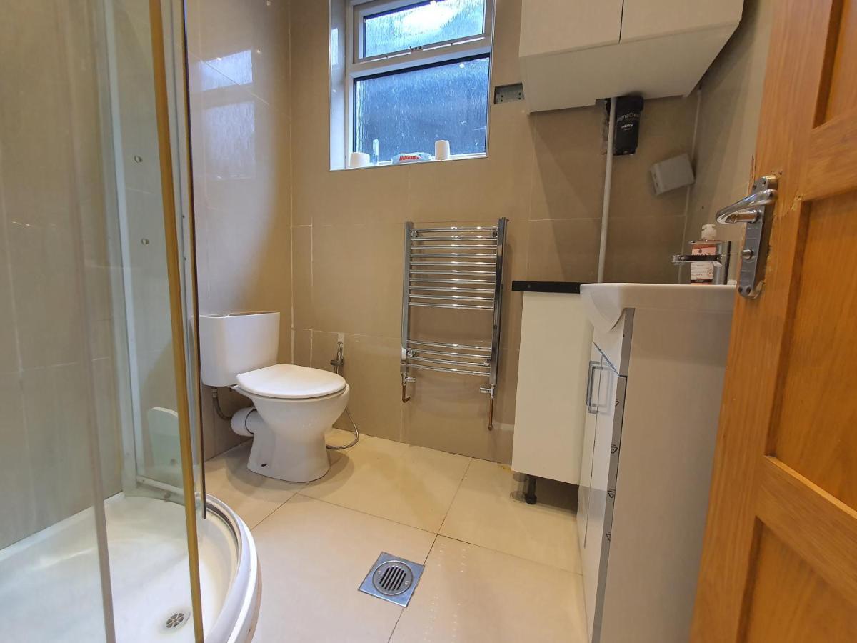 Private Room- Direct Travel Central/ Heathrow London Eksteriør billede